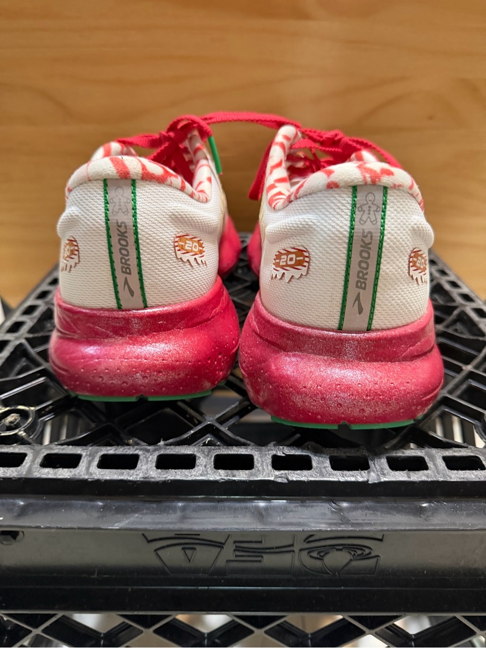 Brooks Womens Run Merry Glycerin 20 Christmas Wh & Red Running Shoes - Picture 4 of 6